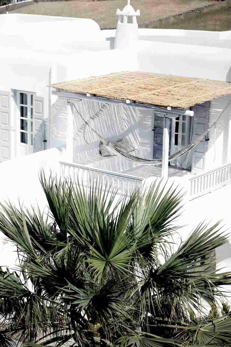 Terrasse contemporaine de style mykonos et arrière cour avec piscine