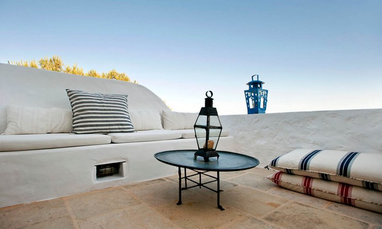 terrasse-contemporaine-sol-terre-cuite-table-vintage-métal
