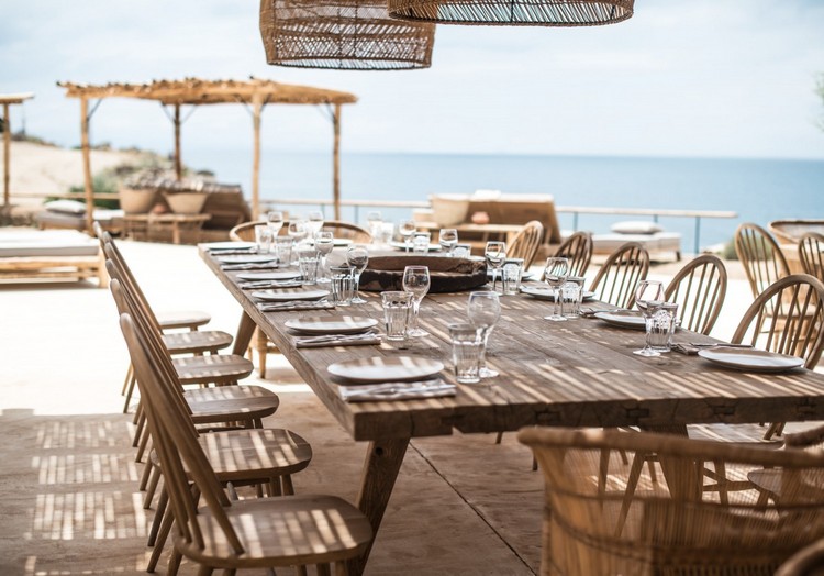 terrasse-contemporaine-table-bois-chaises-assorties-pergola