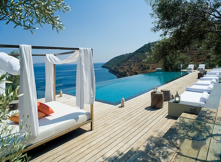 terrasse-contemporaine-villa-eudokia-terasse-piscine-bois