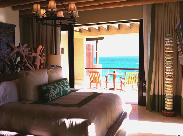 tete de lit bois flotté -moderne-chambre-balcon-vue-mer