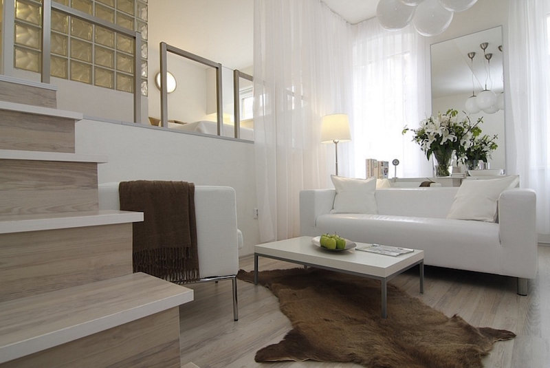 amenagement et décoration studio urbain-blanc-2-niveau-tapis-peau-be%cc%82te