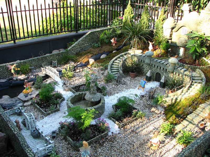 arriere-cour-transformee en mini jardin de fées avec fontaine