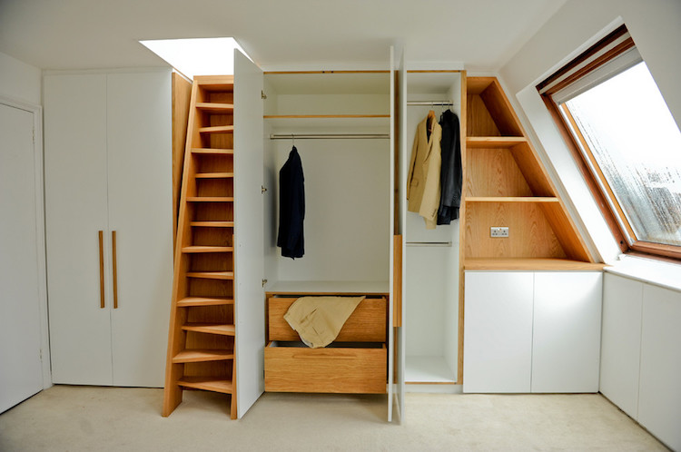 astuces-rangement-grenier-armoires-sur-mesure-bois-blanc-escalier-droit-bois