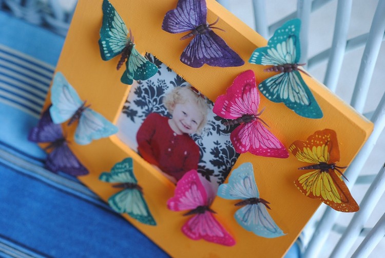cadre photo a faire soi-meme -cadre-bois-orange-déco-papillons-multicolores