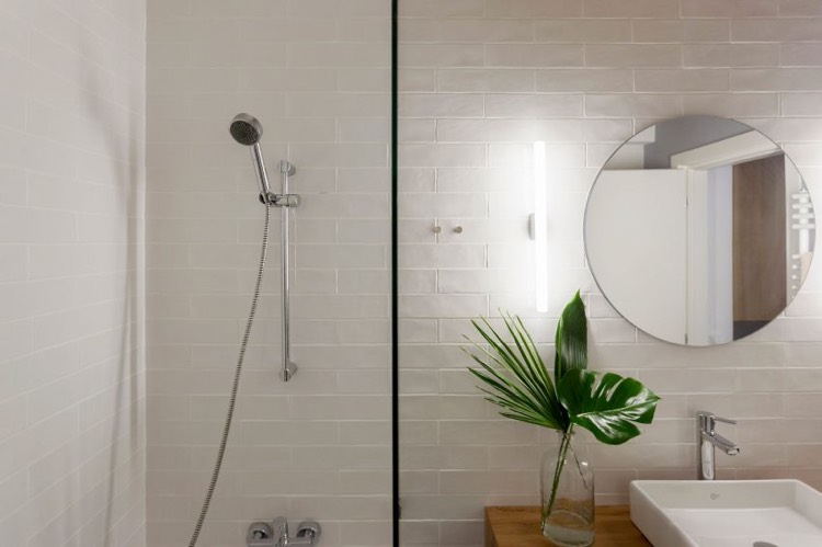 carrelage-metro-blanc-salle-bains-miroir-rond