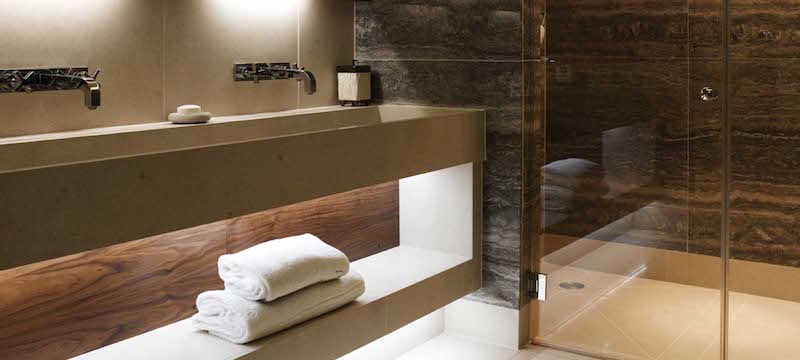 carrelages-pierre-naturelle-salle-bain-moderne-accent-bois