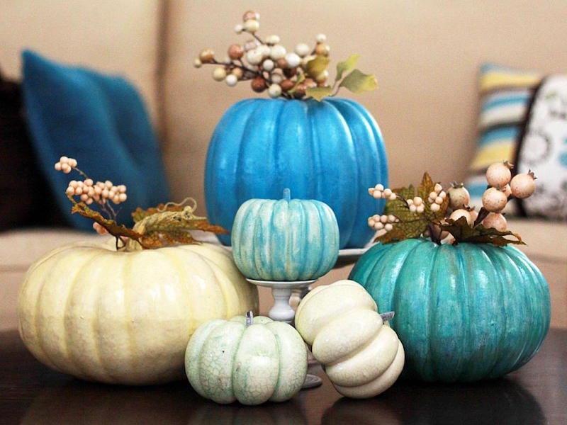 centre de table d'automne en citrouilles-blanches-peintes-turquoise-bleu