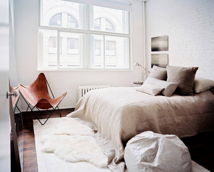 chambre-cocooning-style-scandinave-fauteuil-cuir-tapis-peau-vache