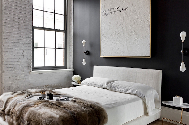 chambre-contemporaine-parement-brique-blanche-peinture-murale-noire