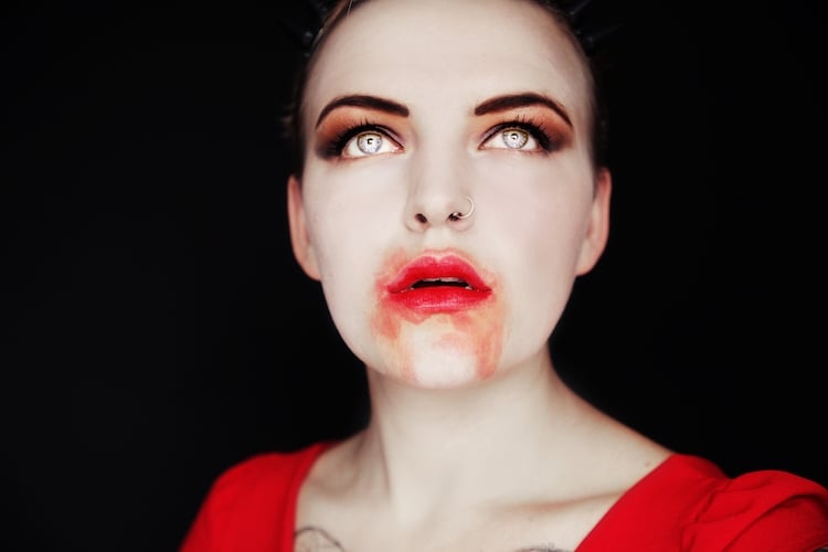 coiffure-Halloween-femme-assorti-maquillage-déguisement-vampire