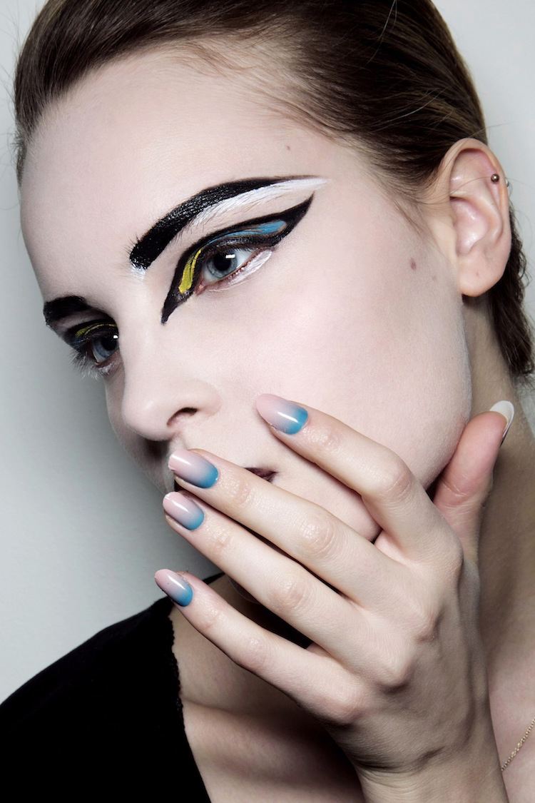 coiffure-Halloween-simple-maquillage-tape-oeil-eye-liner-sourcis