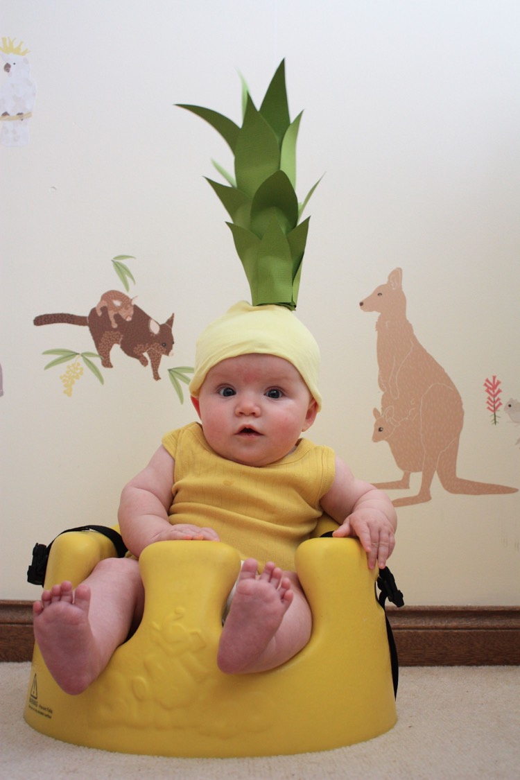 costume-halloween-bebe-garcon-ananas-salopette-jaune-feuilles-papier
