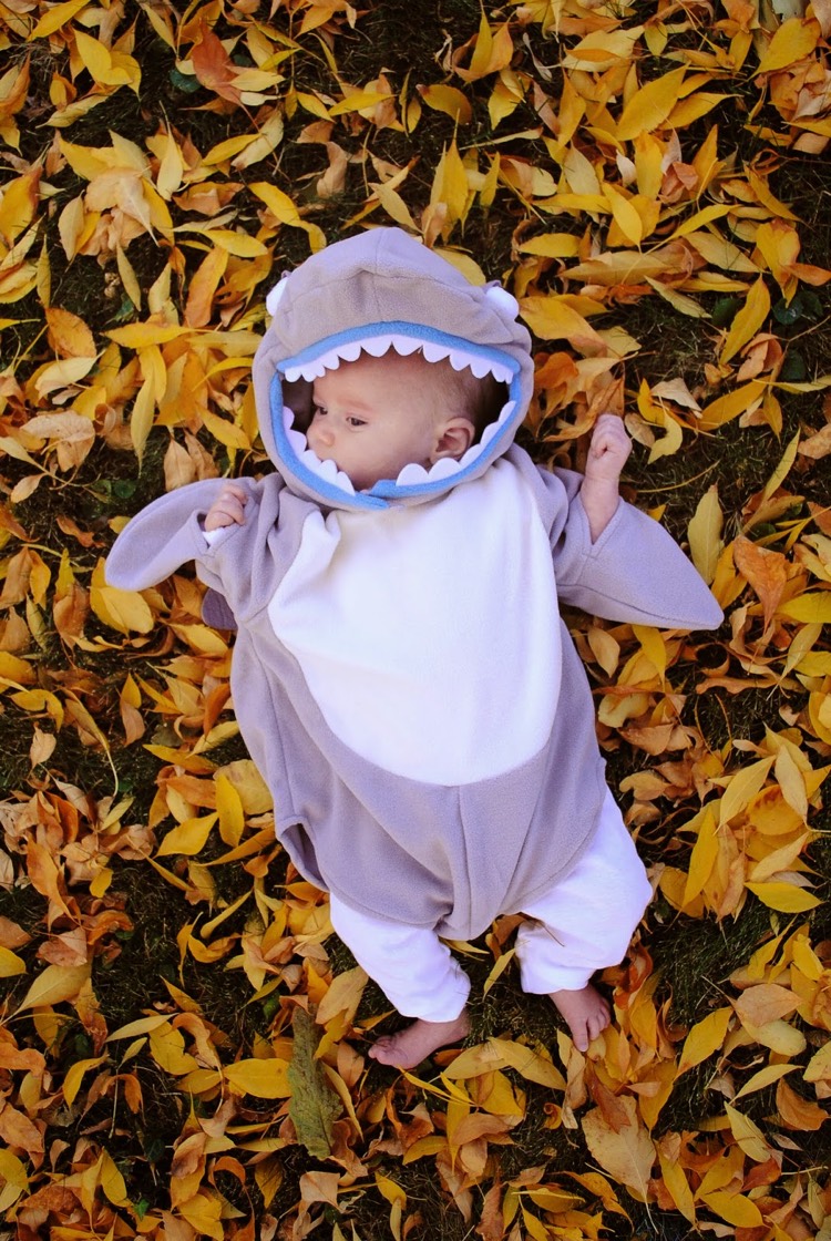 costume-halloween-bebe-garcon-requin-costume-gris-blanc