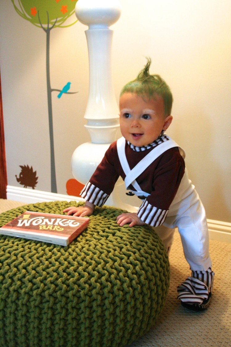 costume-halloween-bebe-garcon-salopette-blanche-blouse-marron-cheveux-verts-oompa-loompa