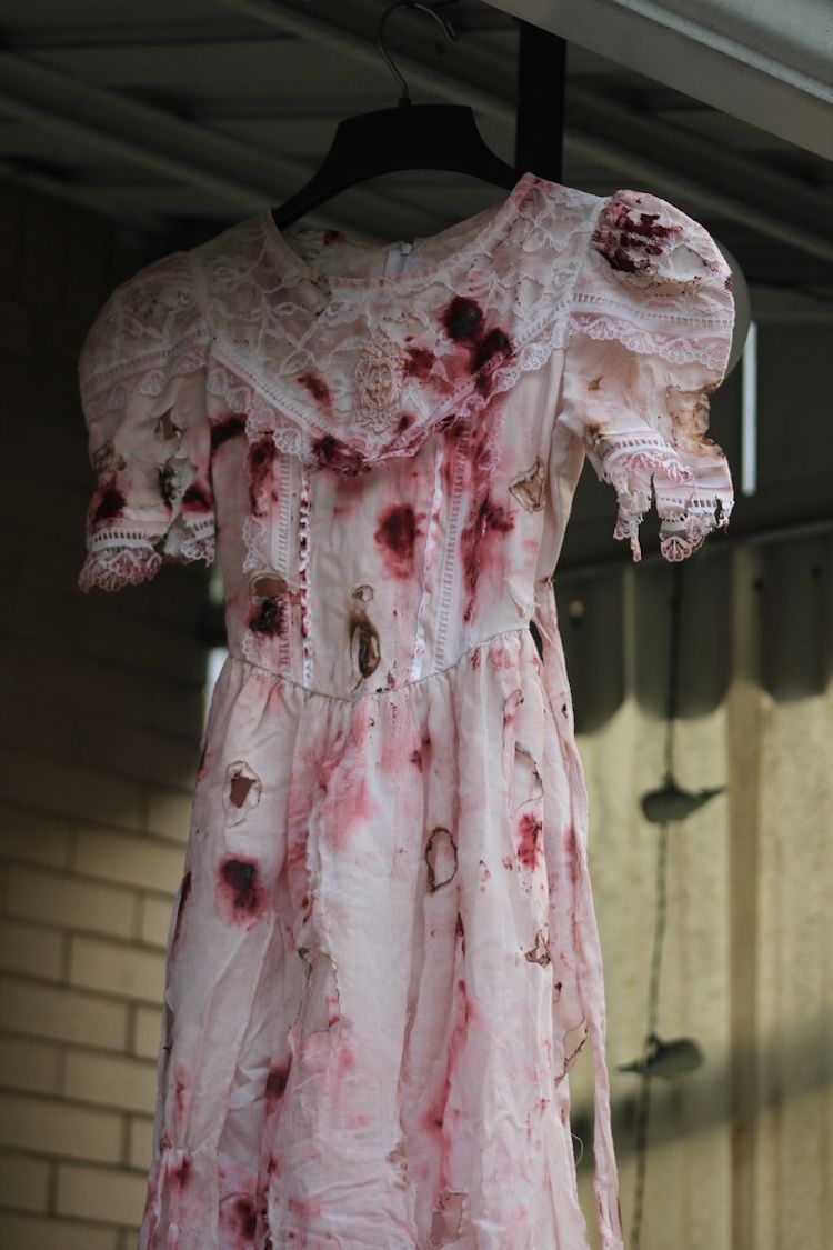 costume zombie -femme-robe-dentelle-taches-faux-sang