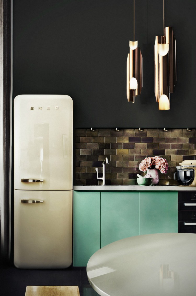 crédence-cuisine-rétro-frigo-meubles-noirs-vert