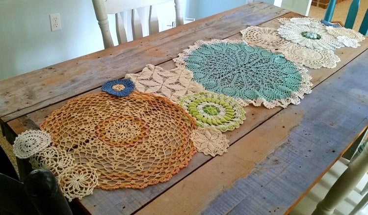 dentelle-crochet-personallisée-chemin-table-coloré