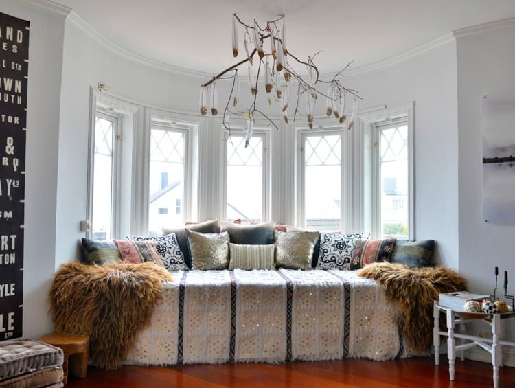 décoration DIY avec des plumes-déco-plafond-branches-plumes-coussins