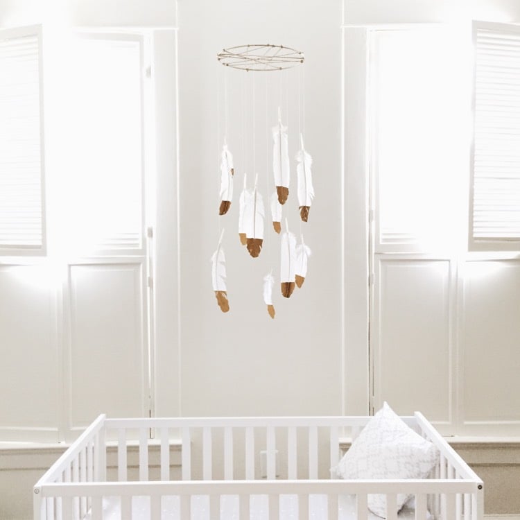 décoration DIY avec des plumes-mobile-chambre-bébé