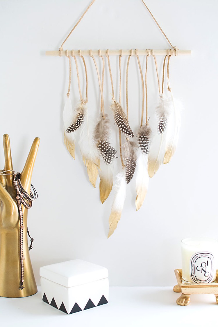 décoration DIY avec des plumes-mobile-décoratif-suspendre-bois-plumes