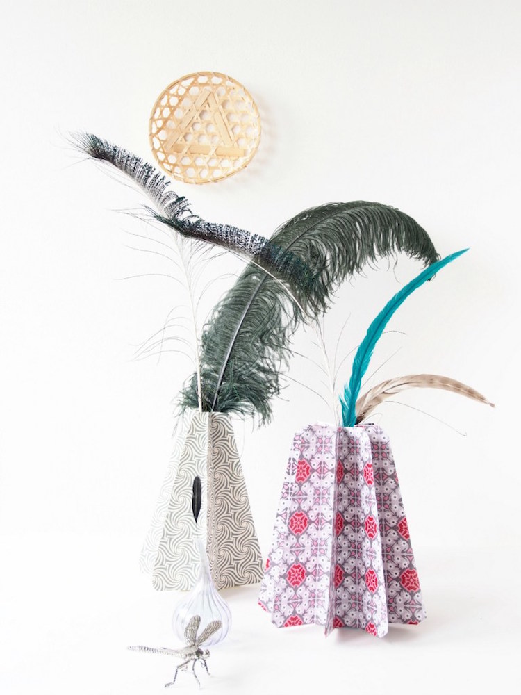 décoration DIY avec des plumes-vases-origami-plumes