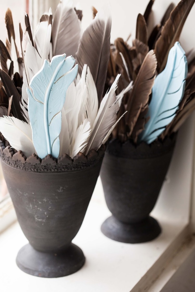 décoration DIY avec des plumes-vases-vintage-plumes-oiseaux-plumes-plâtre