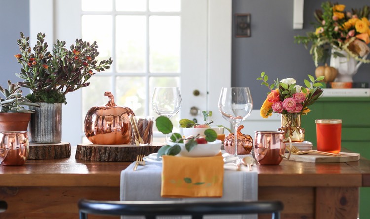 décoration table automne -bol-citrouille-cuivré-tronçons-bois-fleurs