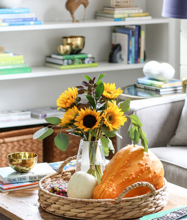 décoration table automne -bouquet-tournesols-citrouilles-plateau-service-tressé-rond