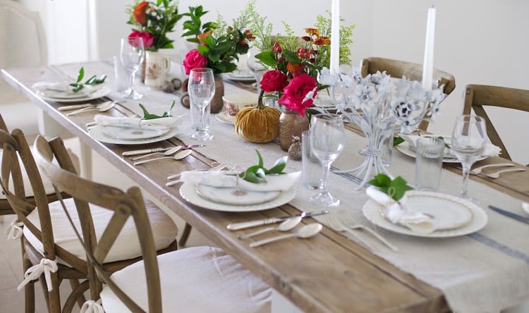 décoration table automne -citrouille-tissu-chandelles-bouquets-roses-verdure