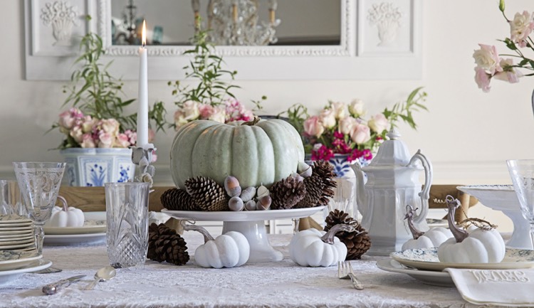décoration table automne -citrouilles-blanches-pommes-pin-chandelle