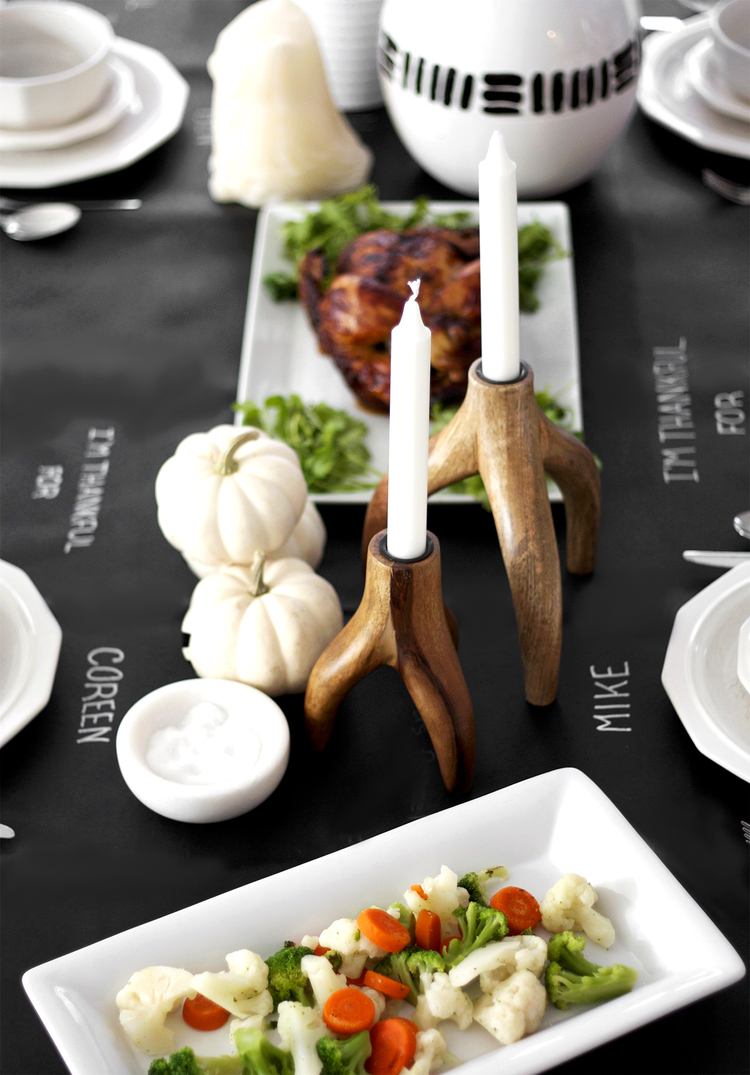 décoration table automne -mini-citrouilles-blanches-nappe-noire-écrire