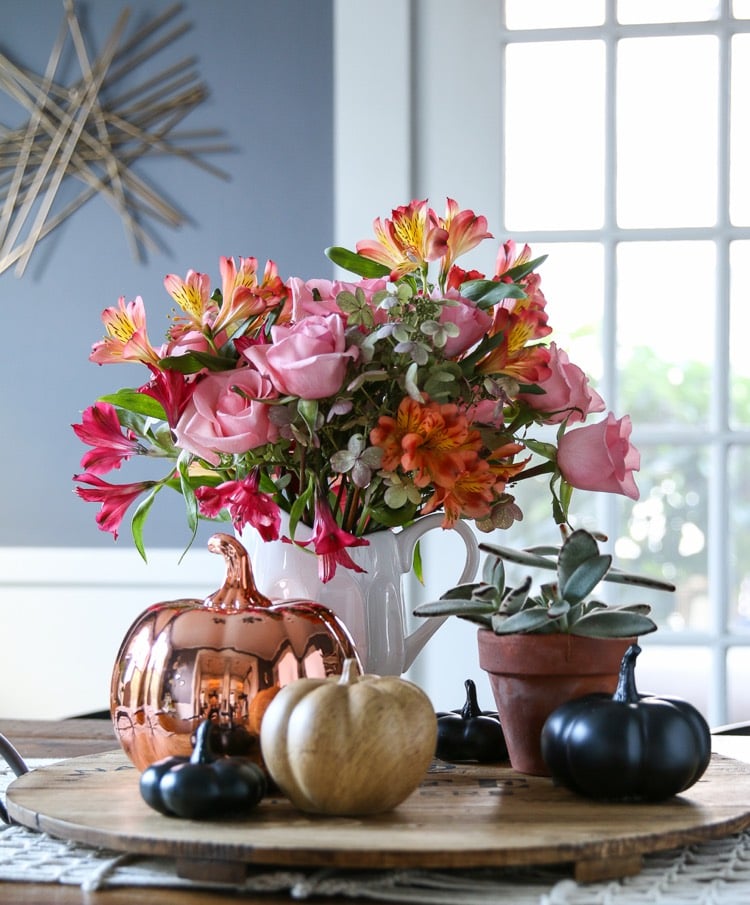 décoration table automne -plateau-service-citrouilles-décoratives-bouquet-fleurs-fraîches