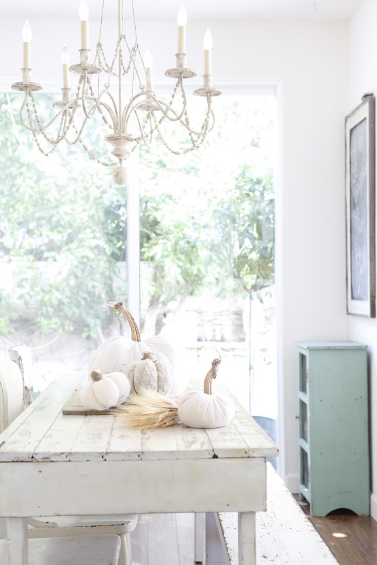 décoration table automne -romantique-citrouilles-blanches-bouquet-épis-blé