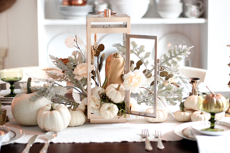 décoration table automne -romantique-citrouilles-blanches-lanterne-fleurs-blanches