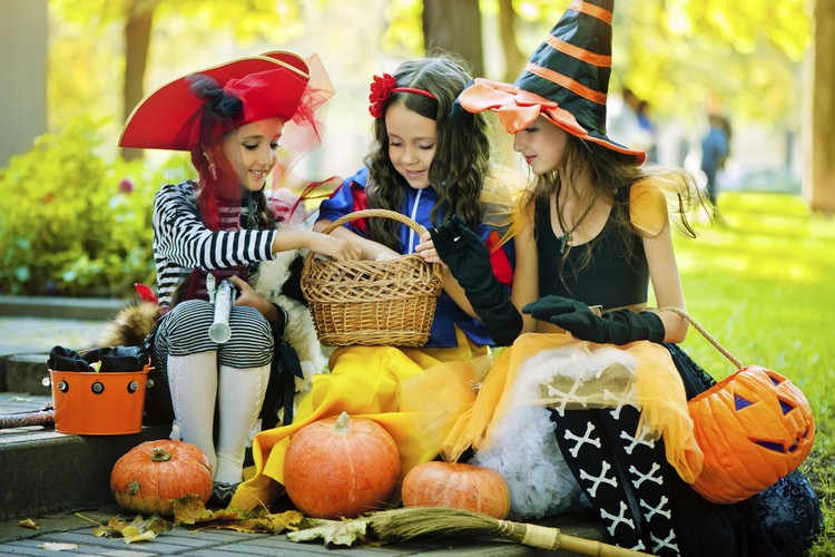 déguisement halloween fille pirate-sorcière-costumes-colorés
