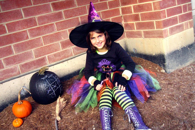 déguisement-halloween-fille-sorcière-totu-coloré