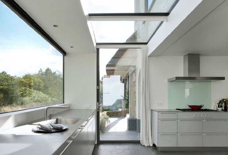 extension-maison-toit-verre-cuisine-moderne-meubles-blanc-neige