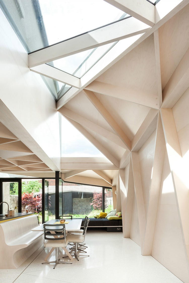 extension-maison-toit-verre-nojia-architects-meubles-carrelage-beige