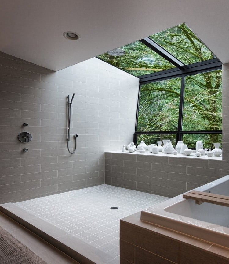 extension-maison-toit-verre-salle-bain-moderne-carrealge-gris-clair