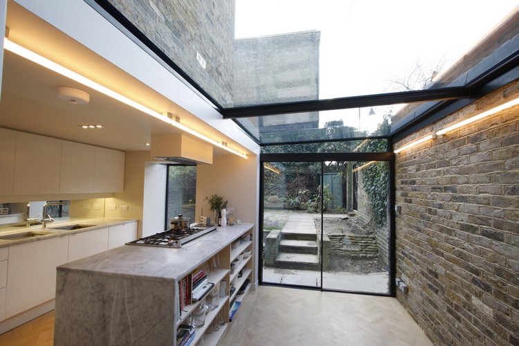 extension-maison-toit-verre-style-loft-parement-brique