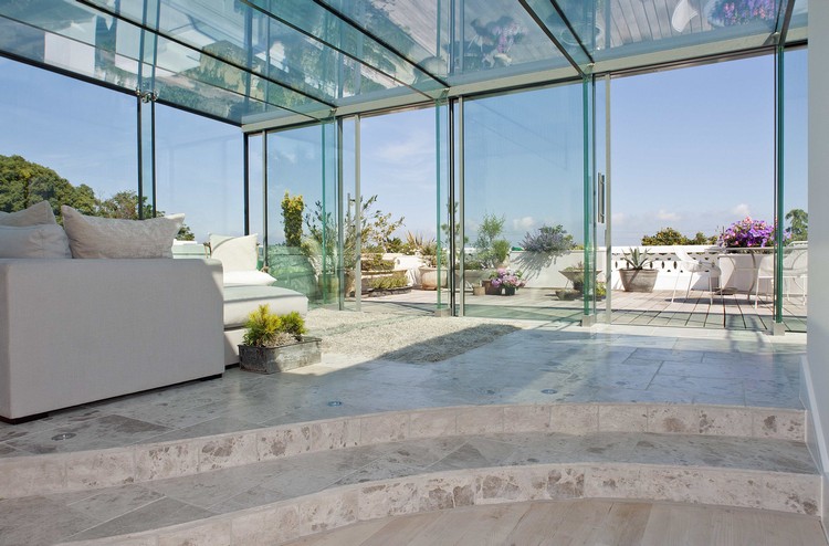 extension-maison-toit-verre-terrasse-couverte-sol-marbre