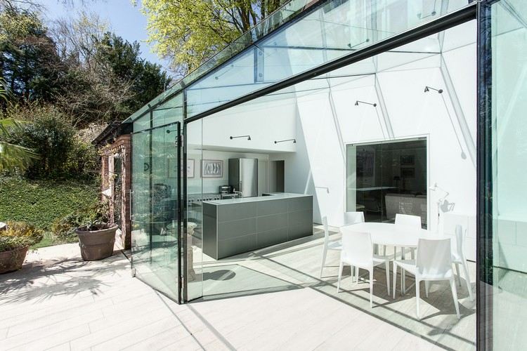Extension de maison avec toit en verre en 20 idées d'aménagement Véranda Créatif Moderne