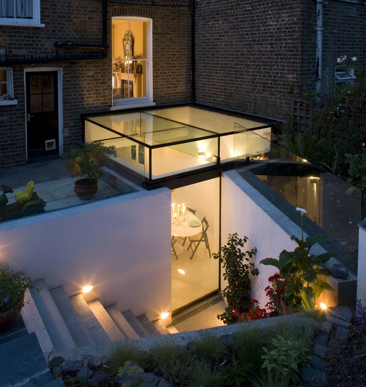 extension-maison-toit-verre-eclairage-tamise-spots