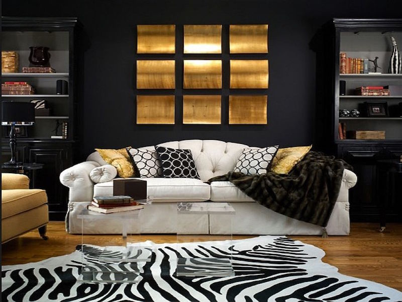 idee-decoration-salon-noir-blanc-or-tapis-peau-zebre-coussins-decoraitfs