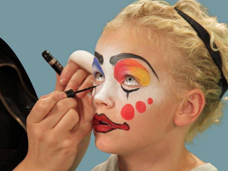 maquillage-halloween-enfant-fille-clown-qui-fait-peur