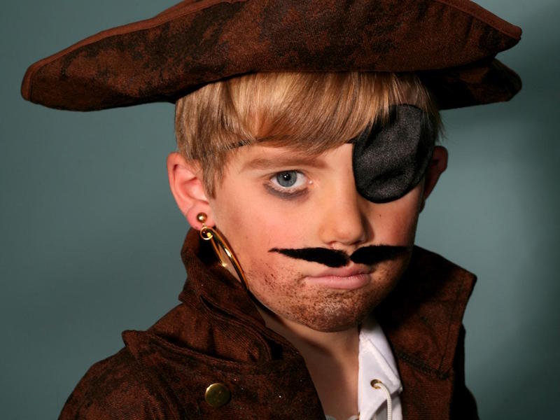 maquillage-halloween-enfant-garçon-pirate-moustache-barbe