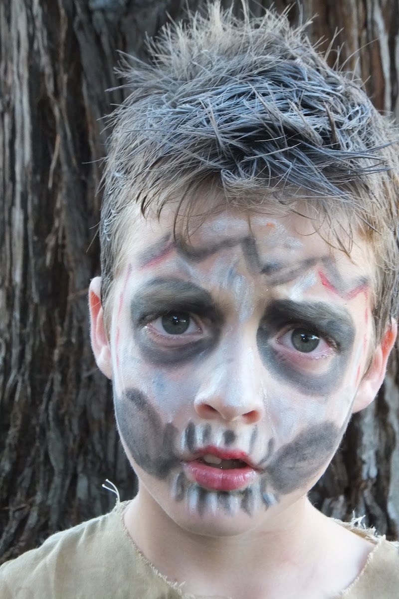 maquillage-halloween-enfant-garçon-zombi-simle-rapide