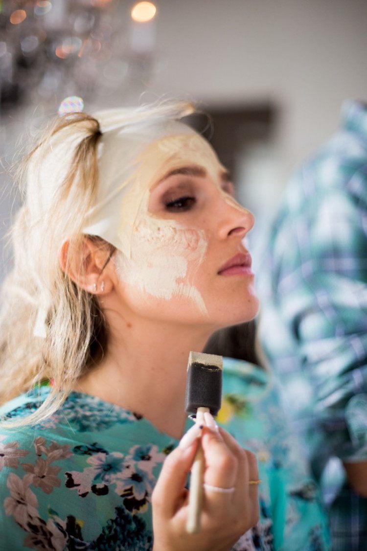 maquillage zombie femme - application de la base de maquillage à l'aide d'une éponge cosmétique maquillage zombie -instructions-application-base-maquillage-faux-crâne-chauve