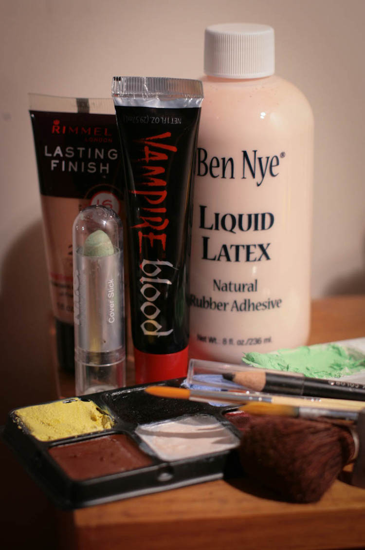 maquillage zombie -produits-cosmétiques-tube-latex-fluide